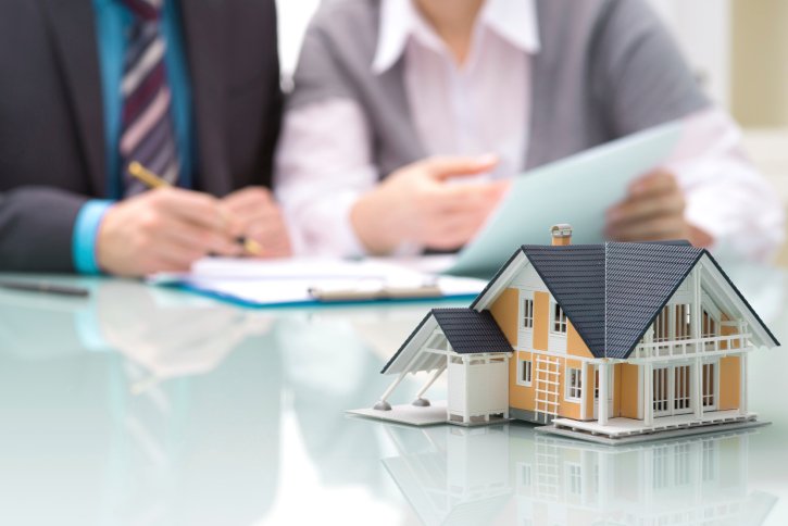 Homeowners working with a real estate agent for their Seattle home